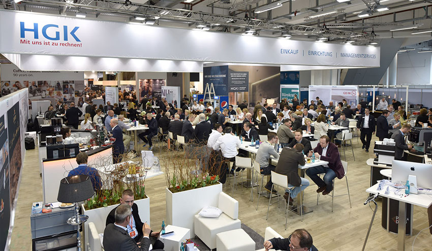 Informationsaustausch auf dem HGK Messestand